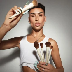 A24 Signature Foundation Brush M X ARIEL