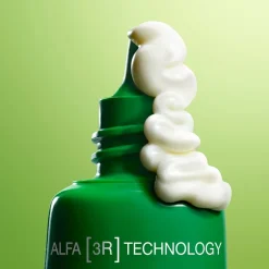 De crème voor oog- en lipcontouren